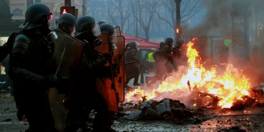 Zam Protestoları Fransa'da Hayatı Durdurdu