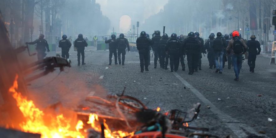 Fransa'daki Protestolar Ekonomiyi Olumsuz Etkiledi