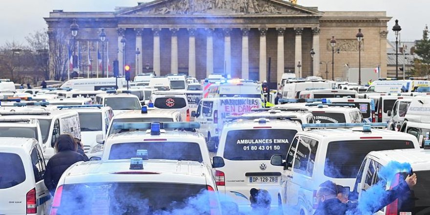 Fransa'da Ambulans Çalışanları ve Öğrenciler de Sokağa Döküldü