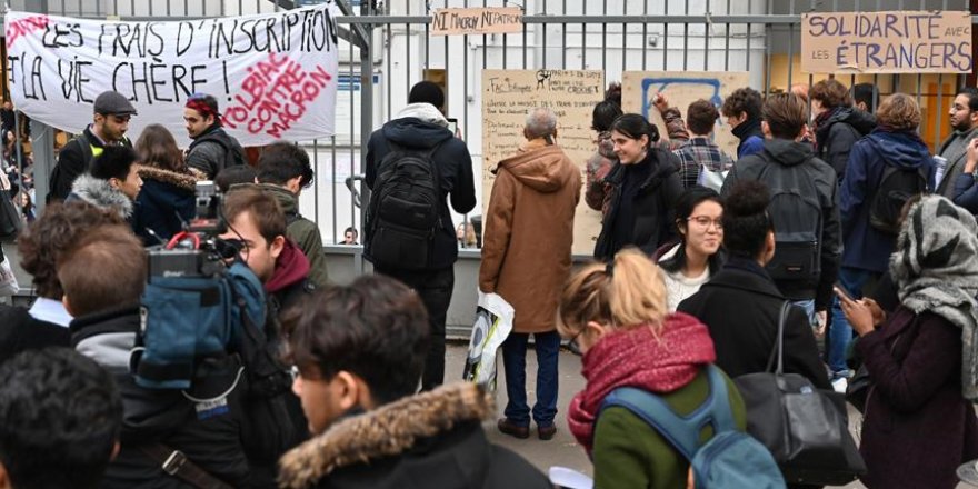Fransa'da Öğrencilerin Eylemleri Sürüyor