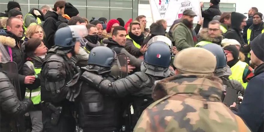 Fransa'da Sarı Yelekliler Yeniden Sokağa Çıktı
