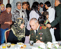 Garnizon'da Hem İftar Var Hem de Başörtüsü!