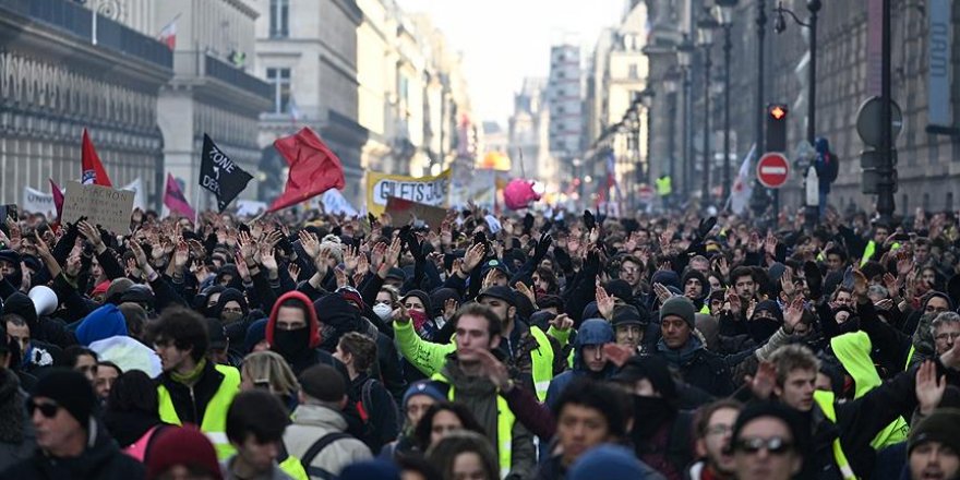 Fransa'da Sendika ve Sarı Yeleklilerden Hükümet Karşıtı Gösteri