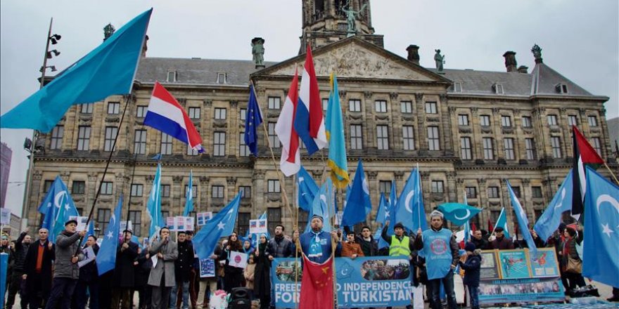 Hollanda'da Doğu Türkistan Protestosu