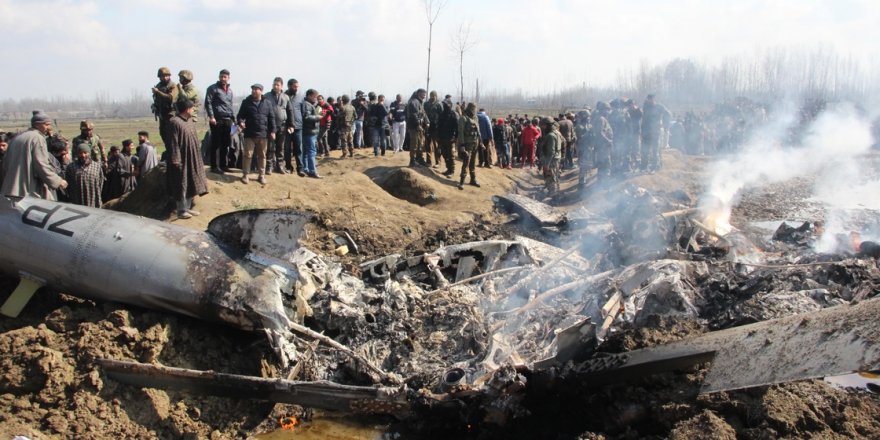 Gözaltındaki Pilot Hindistan’a Teslim Edilmek Üzere Sınır Kapısına Getirildi