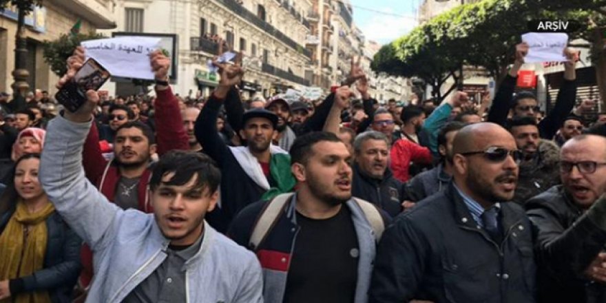 Buteflika Karşıtı Gösteride 63 Kişi Yaralandı