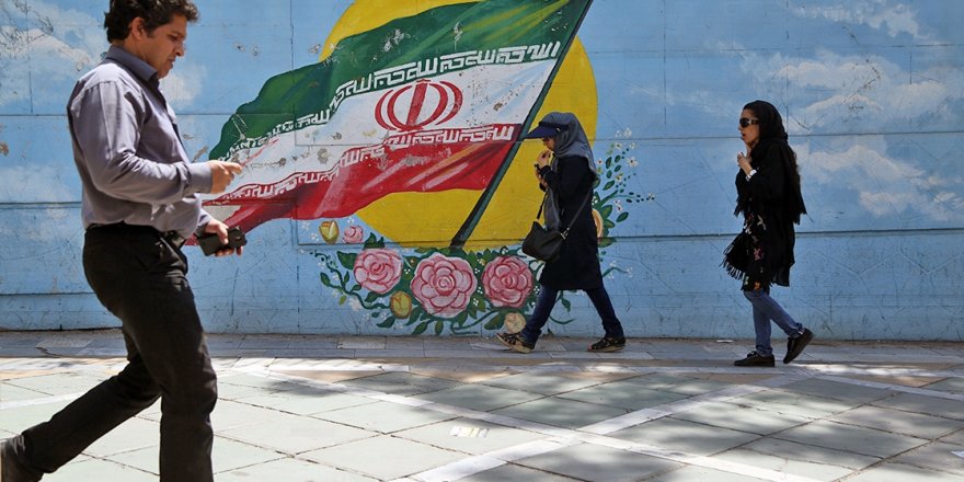 İran’da Toplumla Rejim Arasındaki Mutabakata Dair Makas Giderek Açılıyor