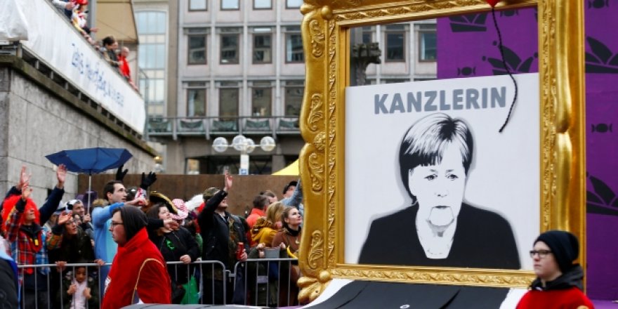 Almanya'daki Festival Kortejinde Dünya Siyaseti Hicvedildi