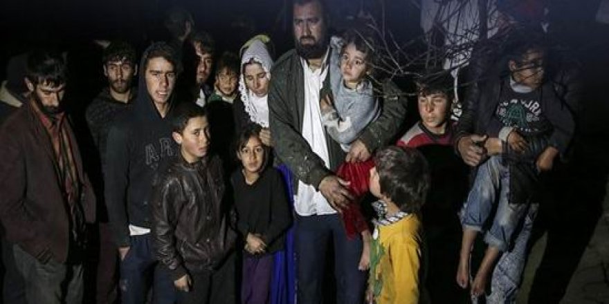 Acı Görüntü! Devrilen Mum İki Evi Kül Etti