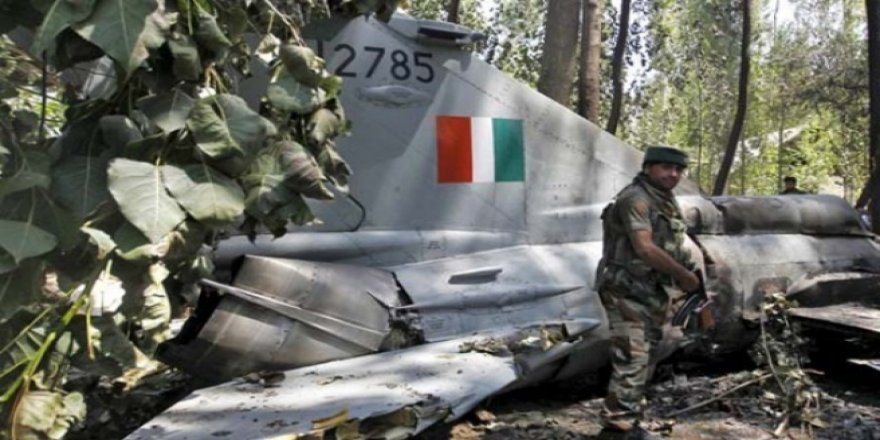Pakistan-Hindistan Sınırında Hint Savaş Uçağı Düştü