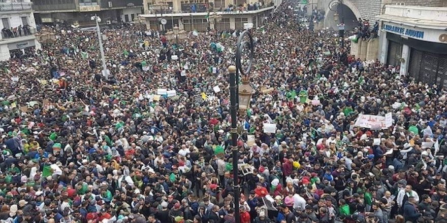 On Binlerce Cezayirli Buteflika’ya Karşı Protesto Gösterileri Düzenliyor