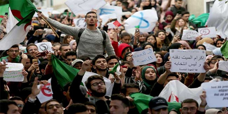 Cezayir’de Rejim Zaman Kazanmaya Çalışıyor