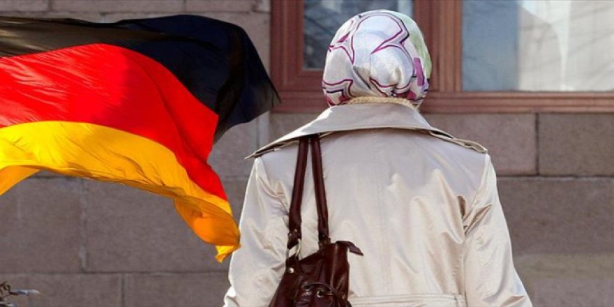 Almanya'da Hamile Başörtülü Kadına Saldırı