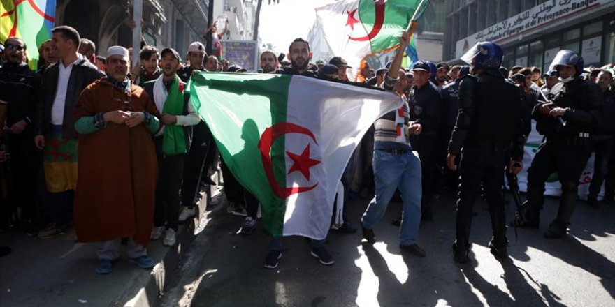 Cezayirliler 'Kara Dönemin' Geri Dönmesinden Korkmuyor