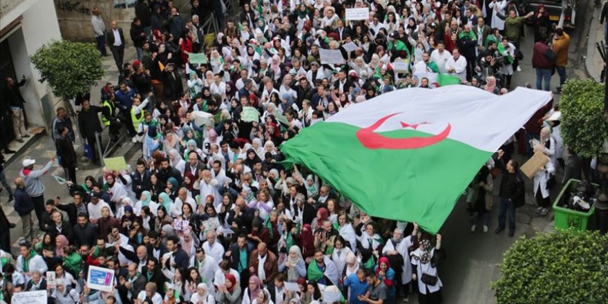 Cezayirliler 'Üç B Gitmeli' Sloganıyla Sokağa İniyor