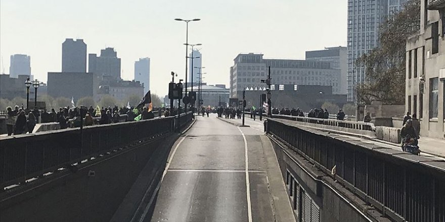 Londra'da Çevreciler Yolları Kesti