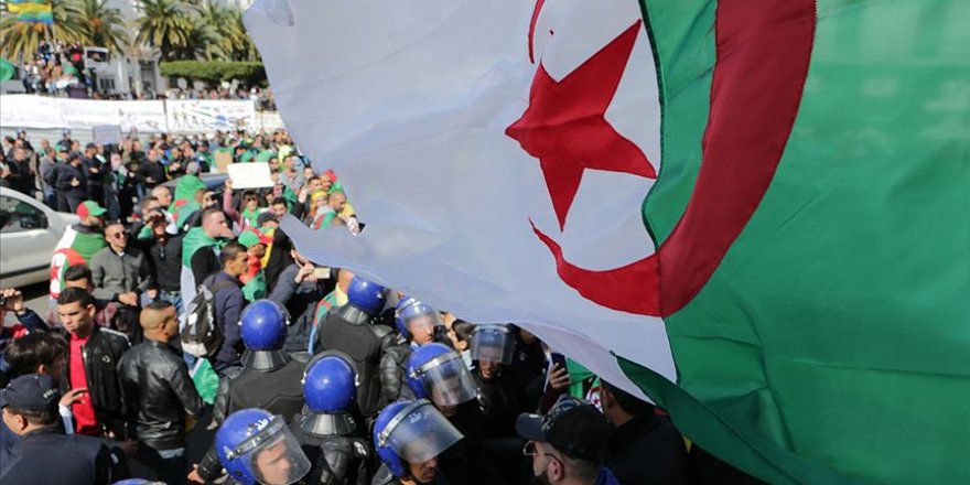 Cezayir'de Anayasa Konseyi Başkanı İstifa Etti