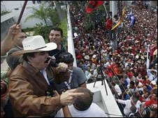 Honduras'ın Devrik Lideri Geri Döndü