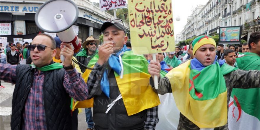 Cezayir'de Yüz Binlerce Kişi ‘Hepiniz Gidin’ Sloganıyla Sokağa Çıktı