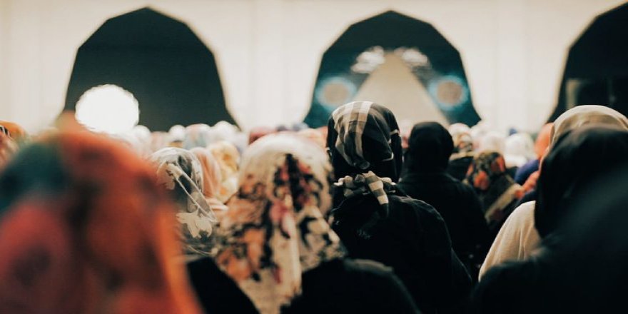 Suudi İmam: Kadın ve Erkekler Aynı Yerde İbadet Etmeli, Kadın Korkusu Bitmeli