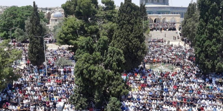 Çeyrek Milyon Müslüman Cuma Namazını Mescid-i Aksa’da Kıldı