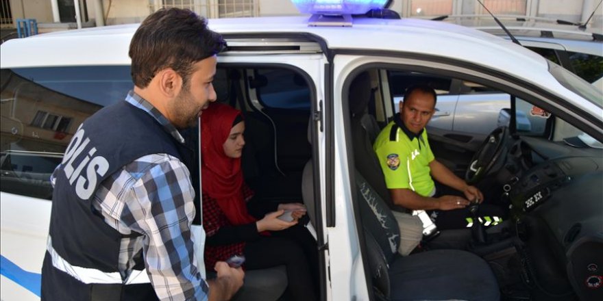 Kimliğini Unutan Suriyeli Öğrenciyi Polisler Sınava Yetiştirdi