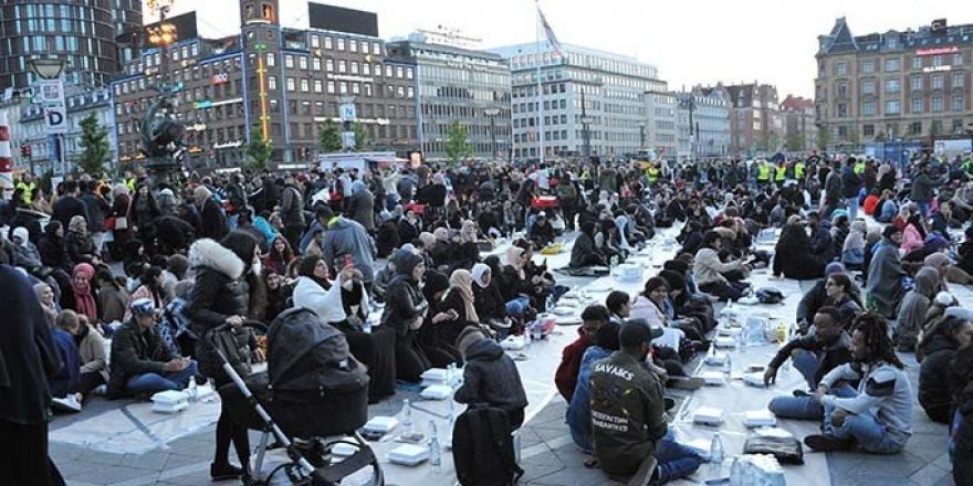 Danimarka'da İftar Yapılan Meydanda Provokasyon