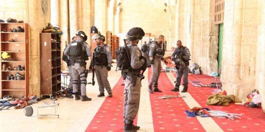 İsrail Polisi Mescid-i Aksa'da Cemaate Saldırdı