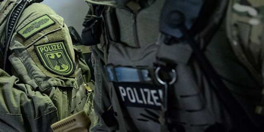 Alman Polisinden Müslüman Gençlere Terörist Muamelesi
