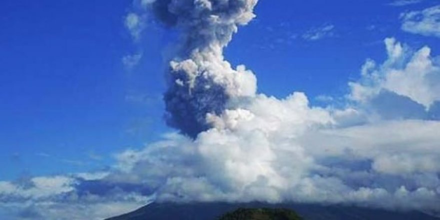 Endonezya'da Sinabung Yanardağı'nda Patlama