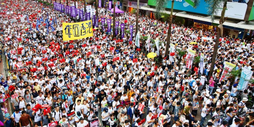 Hong Kong Suçluların İadesi Yasasını Protesto Ediyor