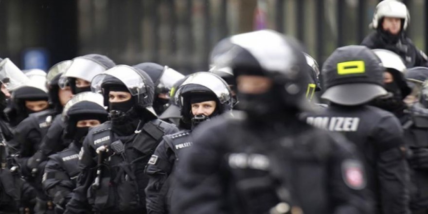 Almanya'da 4 Polis Örgüt Üyeliğinden Tutuklandı