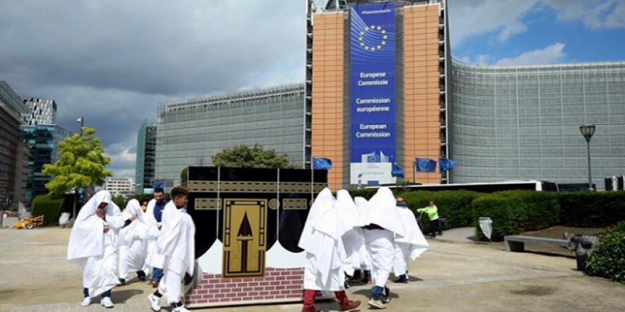 Brüksel'de Kabe Maketi Etrafında Temsili Tavaflı Protesto