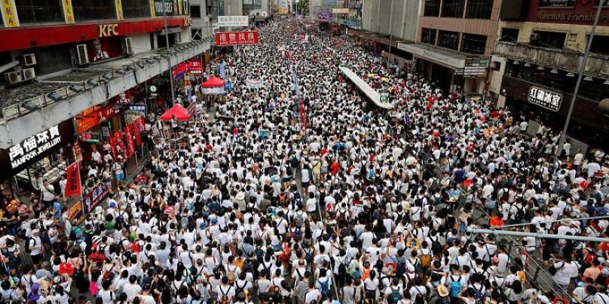 Hong Kong’daki Protestolar Sonuç Getirdi: İade Yasası Ertelendi