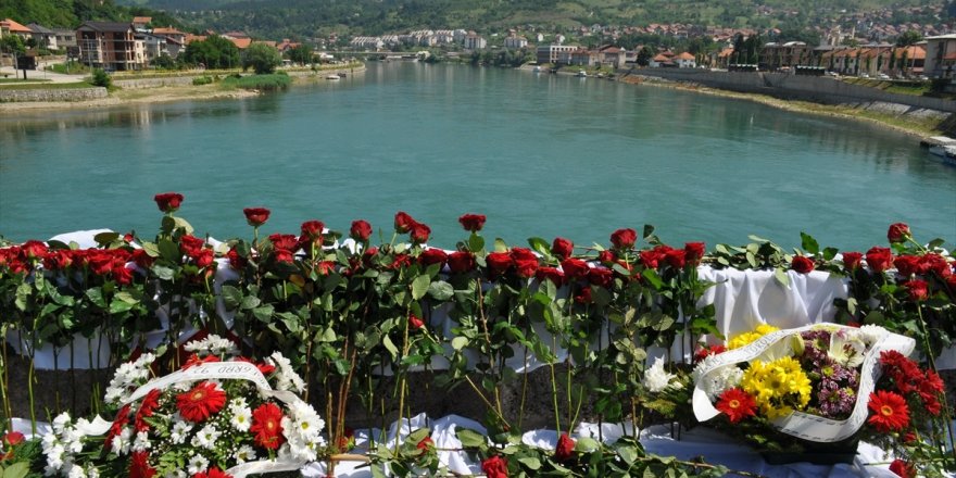 27 Yıl Önce Visegrad'da Diri Diri Yakılan Boşnaklar Anıldı