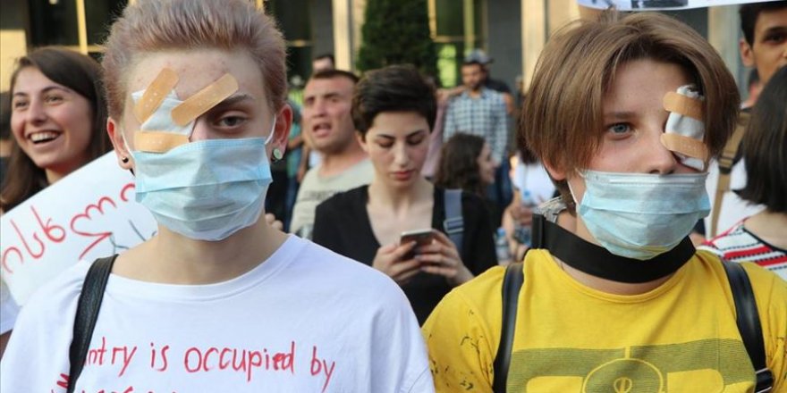 Gürcistan'da Protestocular Yeniden Parlamento Önünde Toplandı