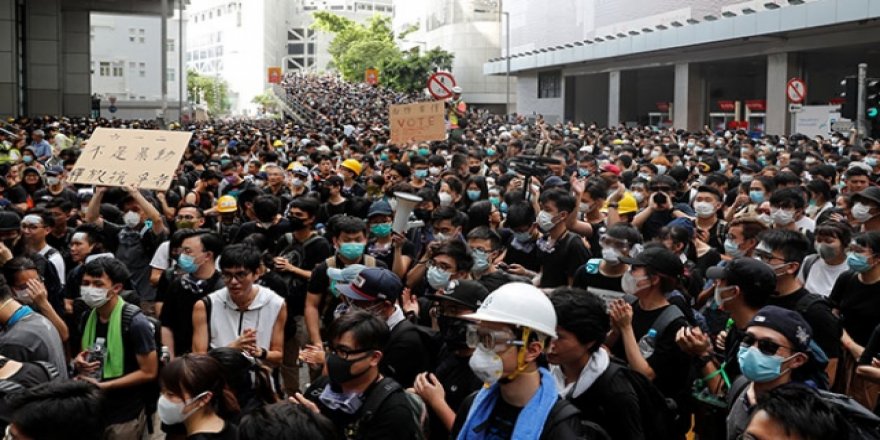 Hong Kong'da Göstericiler Kamu Binaları Önünden Çekildi