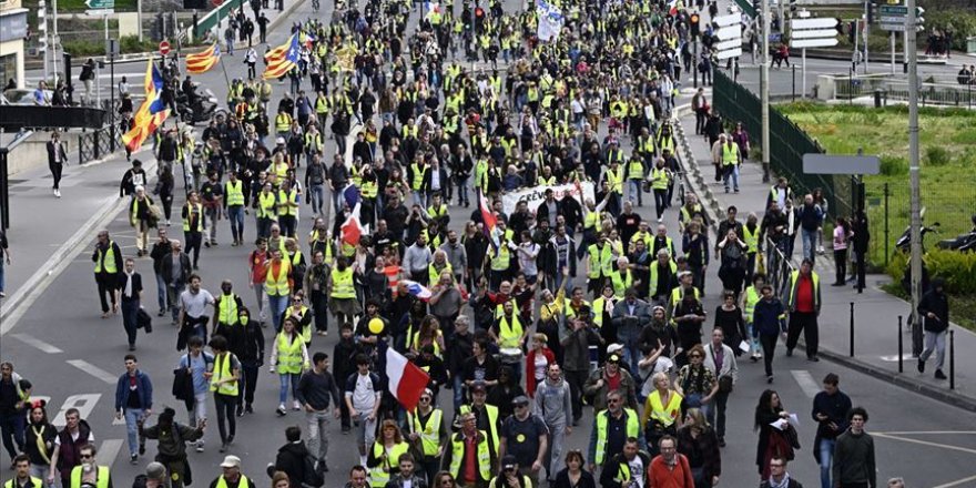 Fransa'da Göstericiler Yeniden Sokaklarda