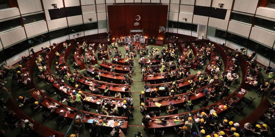 Hong Kong Yönetiminden Meclisi Basan Protestoculara Kınama