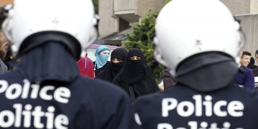 Müslüman Kadının 'Peçesini Zorla Açmak İsteyen' Belçikalı Gözaltına Alındı