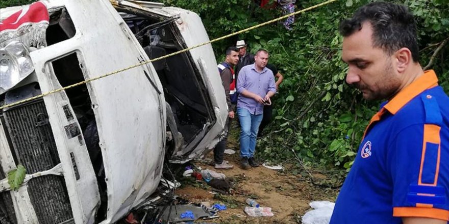 Giresun'da Minibüs Dereye Yuvarlandı: 5 Ölü, 6 Yaralı