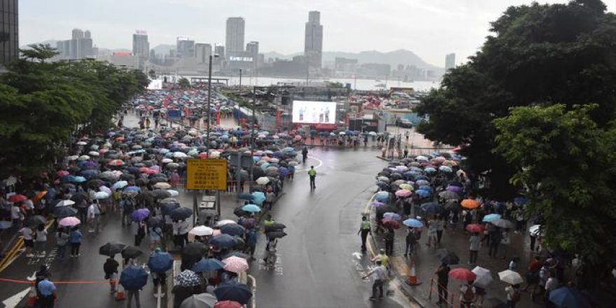 Hong Kong'da Hükümet Taraftarları Polise Destek İçin Toplandı