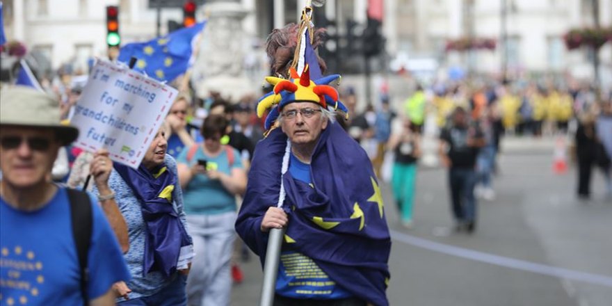 Londra'da Binlerce Kişi Brexit ve Boris Johnson'a Karşı Yürüdü