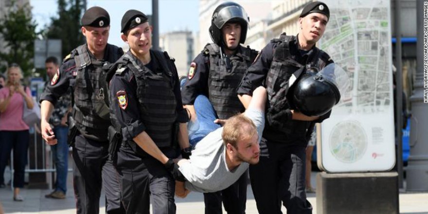 Rusya'da Polisten Protestoya Müdahale: 1000 Gözaltı