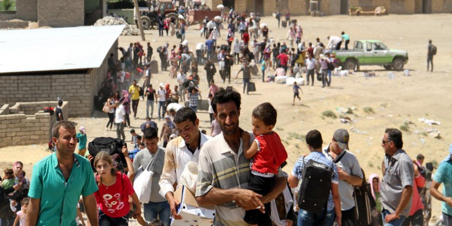 İdlib'te Çatışmalardan Kaçan Binlerce Kişi Türkiye Sınırına Geldi