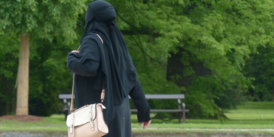 Hollanda'da Burka Yasağına Tepkiler Sürüyor