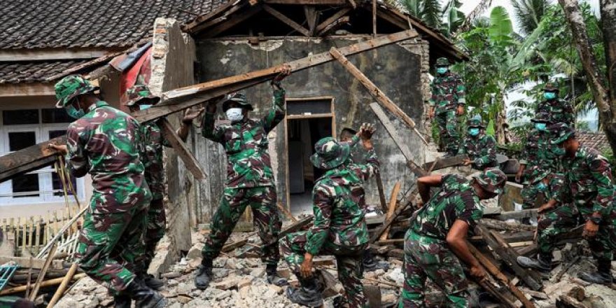 Endonezya'daki 6,8 Büyüklüğündeki Depremde 5 Kişi Öldü