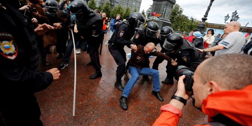 Rusya'daki Seçim Protestosunda 700 Kişi Gözaltına Alındı