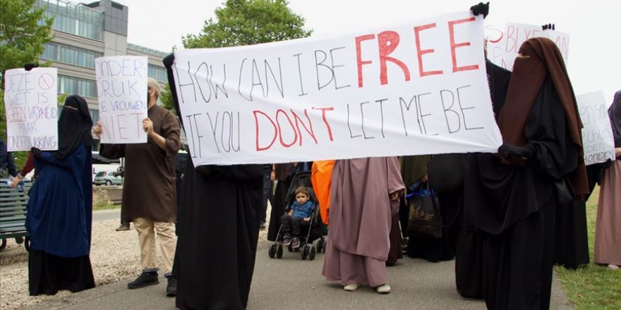 Hollanda'da Burka Yasağı Protesto Edildi