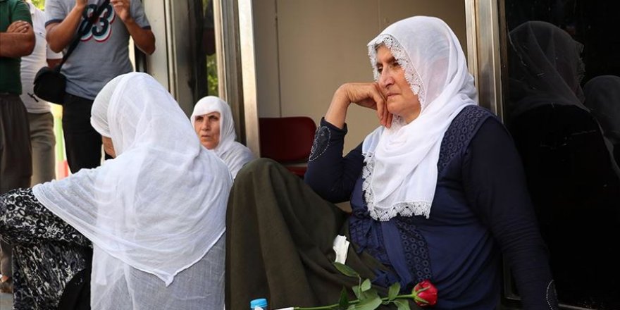 Oğlu İçin HDP Önünde Oturma Eylemi Yapan Anne: HDP Yeni Planı Devreye Koydu